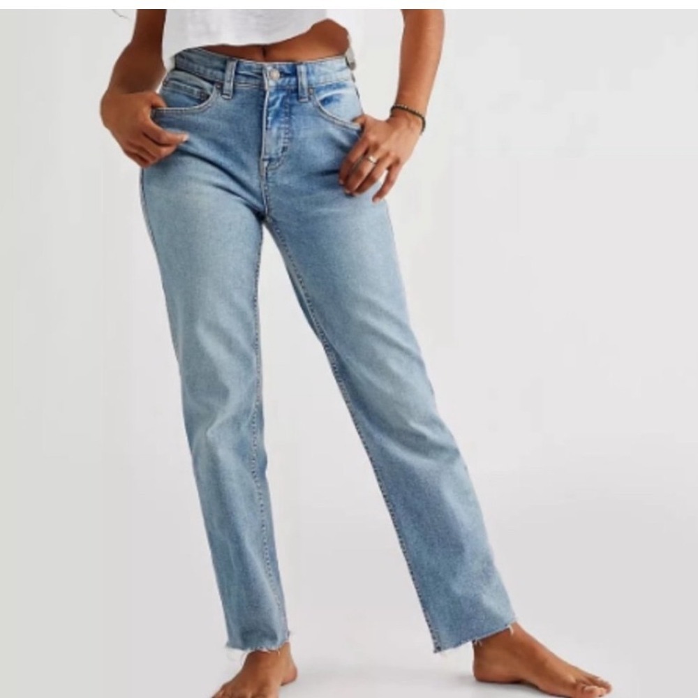 Free People We The Free CRVY High Rise Vintage Straight Jeans Blue Sz 29 Raw Hem